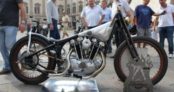 Le motociclette del '900 di scena in Piazza Duomo a Milano