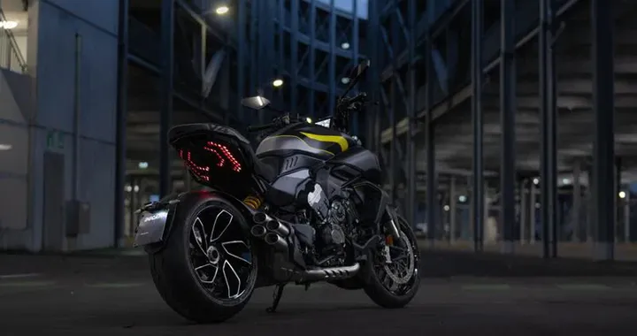Ducati Diavel V4 2025: look audace con la nuova livrea black roadster