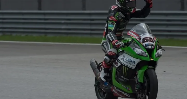 SBK Magny-Cours: Rea vince Gara 1 davanti a Sykes e Guintoli. Davies sesto.
