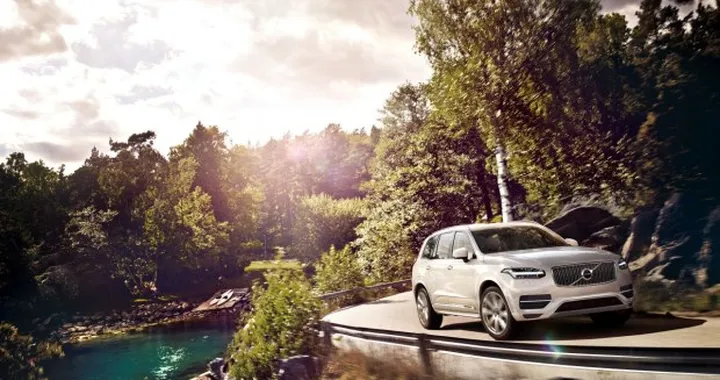 Volvo XC90 T8: tutte le informazioni sull'ibrida plug-in da 400 CV e 2.7 l/100km