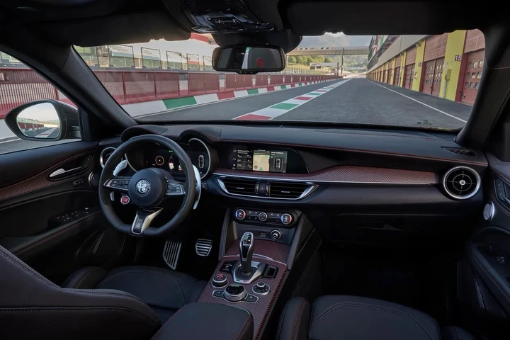 Alfa Romeo Stelvio Quadrifoglio Super Sport interni