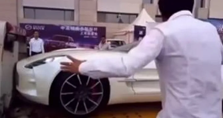 Aston Martin One-077 sbatte sul carro attrezzi | Video