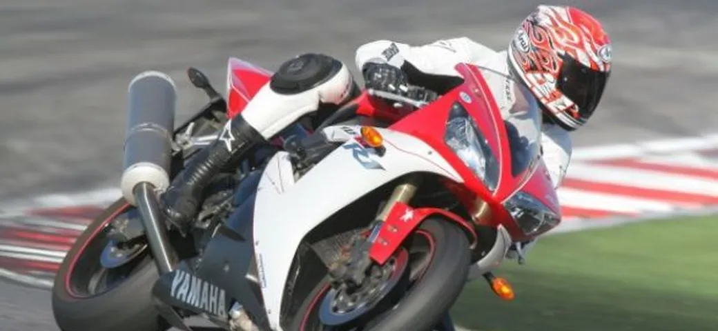 Scatto in Corsa: Yamaha R1 del 2002
