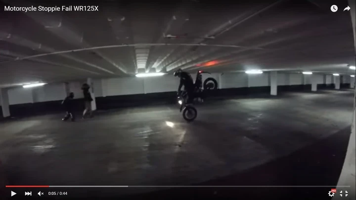Si ribalta in moto durante la frenata artistica [Video]