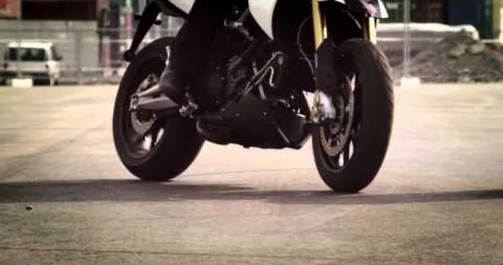 Aprilia RSV4 Factory APRC SE vs Nissan GT-R