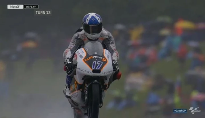 Moto3 Brno: McPhee e Peugeot vincono sul bagnato