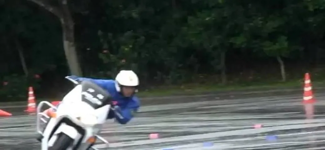 Polizia giapponese e asfalto bagnato: la gymkhana è servita /video