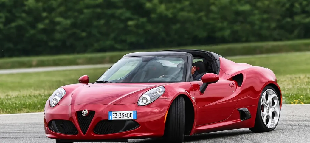 Alfa Romeo 4C Spider: video prova e listino prezzi completo