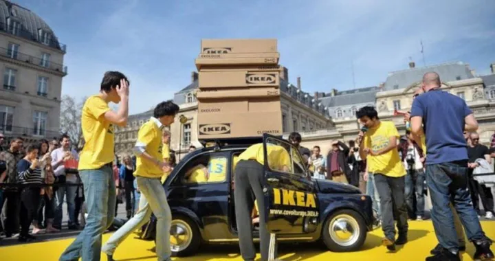 Quattordici persone dentro a una Fiat 500: singolare record imbattuto