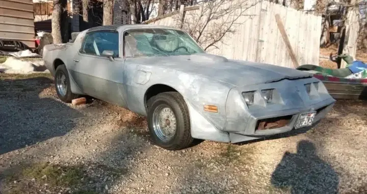 Scoperta incredibile: una Pontiac Firebird del 1979 emerge dopo 40 anni