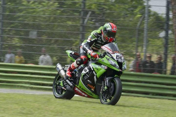 SBK, Imola: Sykes irresistibile in Gara-1, Giugliano ottimo 2°