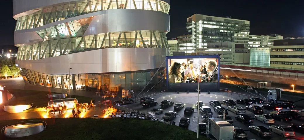 Mercedes-Benz Museum: rinasce il cinema drive-in