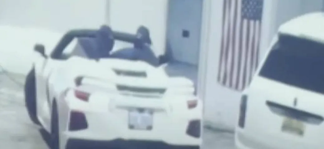 Ladri rubano una Corvette e piombano contro una Rolls-Royce | Video