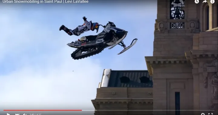 Acrobazie pazzesche in motoslitta con Levi LaVallee [Video]