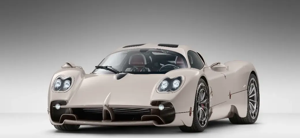 Pagani Utopia di Kris Singh, la vernice sembra arrivare dallo spazio