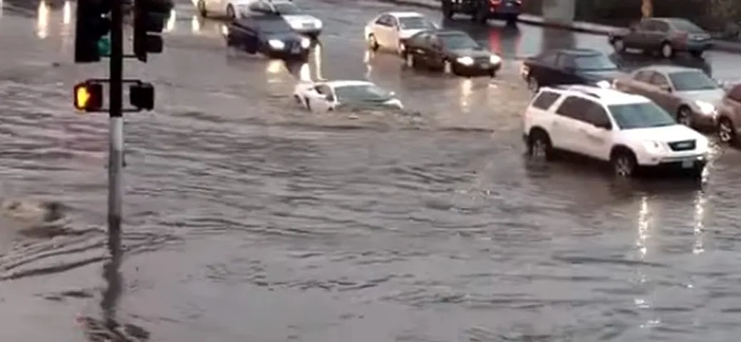Una Lamborghini Gallardo affronta un alluvione a San Diego
