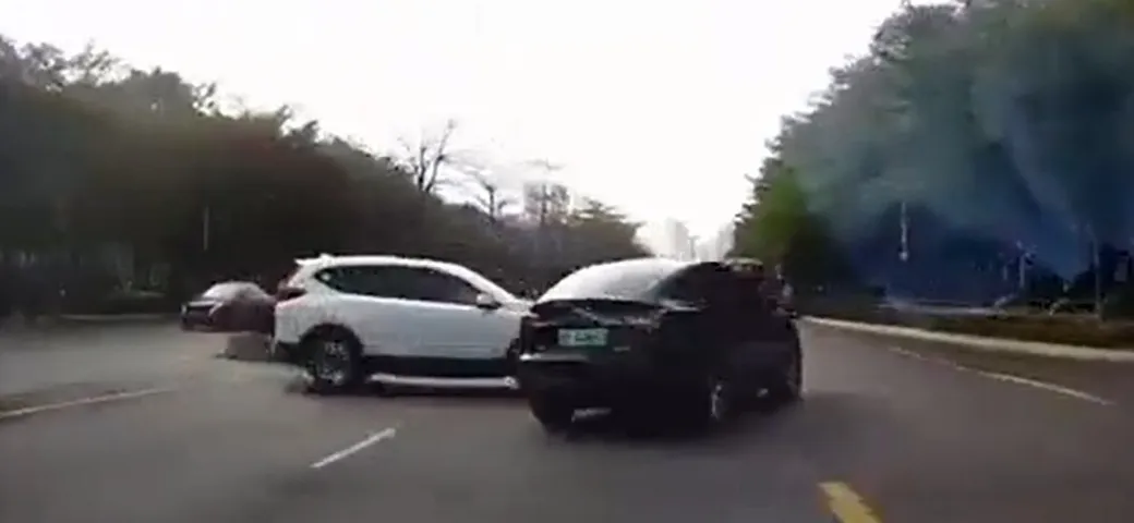 Tesla Model Y evita l'incidente in modo miracoloso [Video]