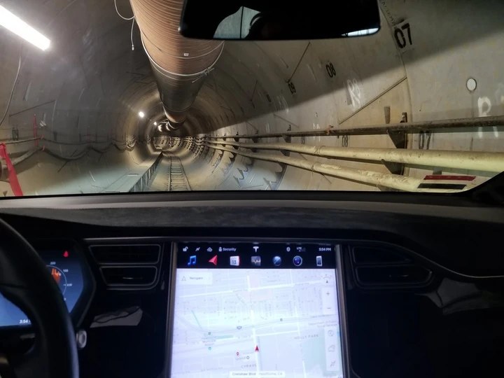 The boring company: auto su binari in tunnel sotterranei [Video]