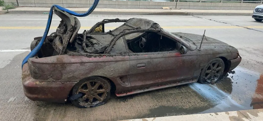 Ford Mustang riemerge da un lago: affiora un mistero
