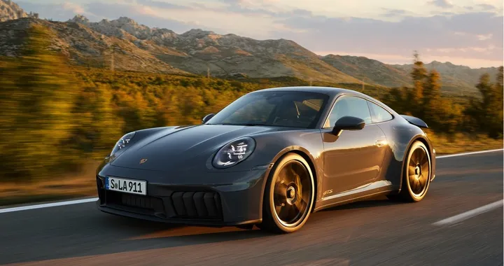 Nuova Porsche 911 Carrera GTS: innovazione ibrida e performance estreme con 541 CV