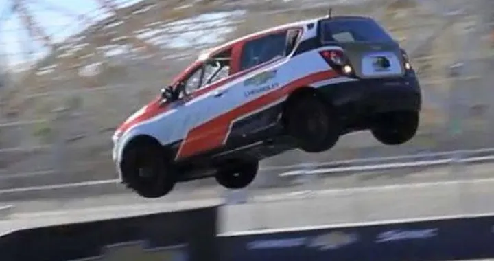 Chevrolet Aveo: in video il record di salto in retromarcia