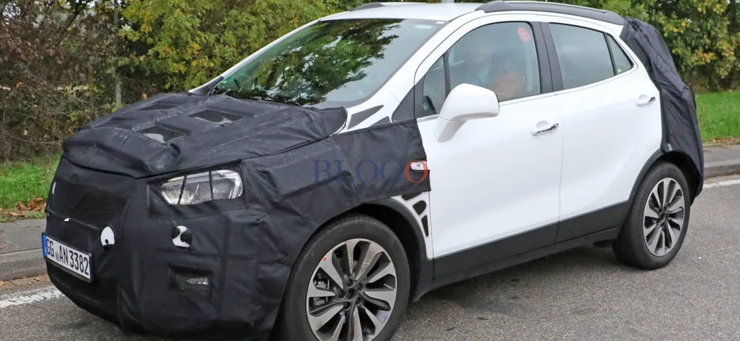 Opel Mokka: foto spia del facelift