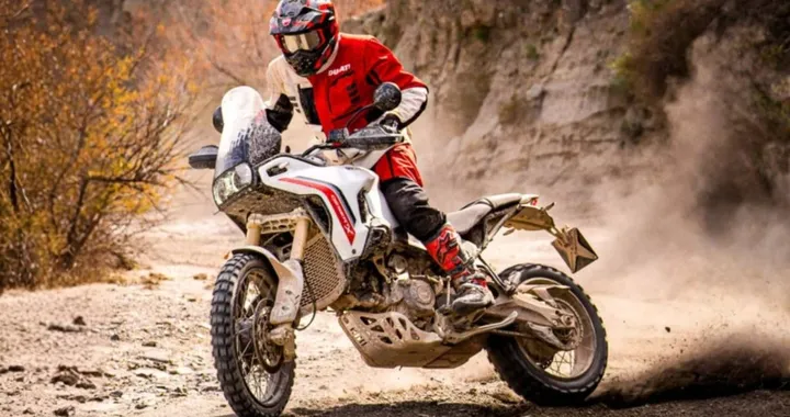 Ducati DesertX V2: il nuovo riferimento per l'avventura on/off