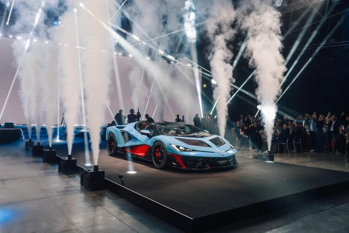 Aperta e più potente che mai, l'ultima Lamborghini ibrida è un Fenomeno