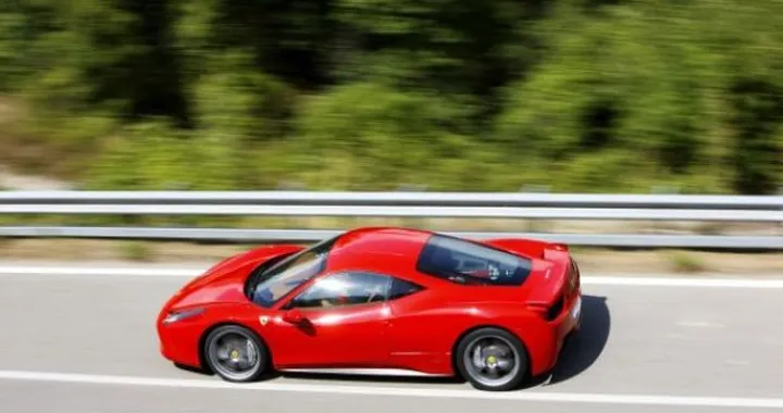 Ferrari: in Australia gli acquirenti comprano due vetture per "aggirare" i tempi d'attesa