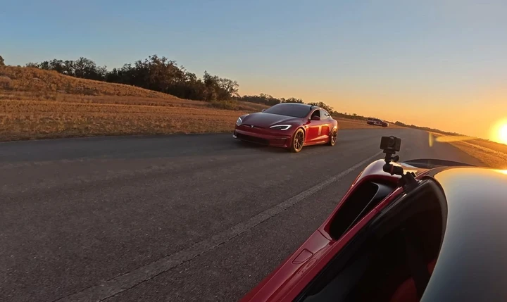 Nuova sfida Tesla Model S Plaid contro Ferrari SF90: pura adrenalina