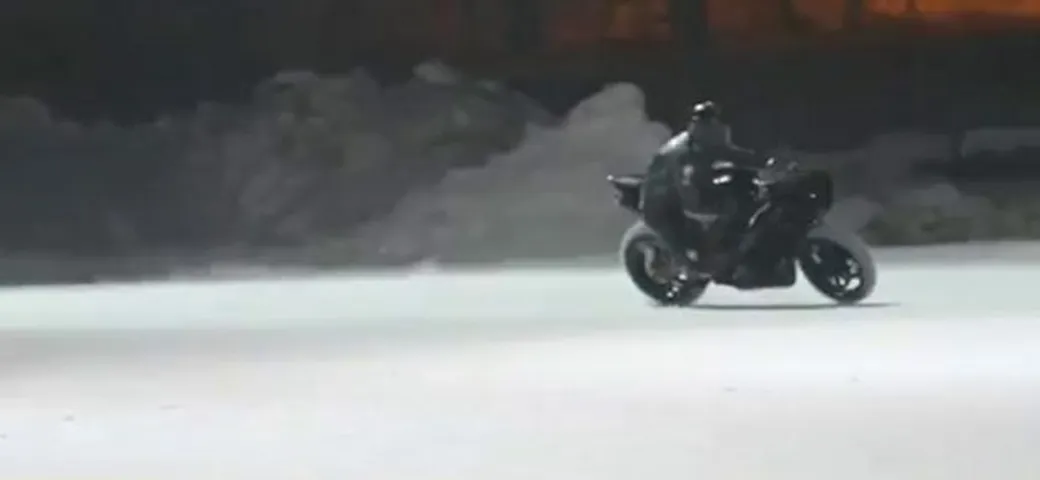 Sul ghiaccio con la Yamaha R1 /video