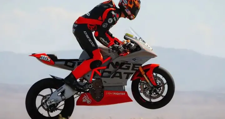 Lightfighter V3 RS sfida le sportive tradizionali in pista