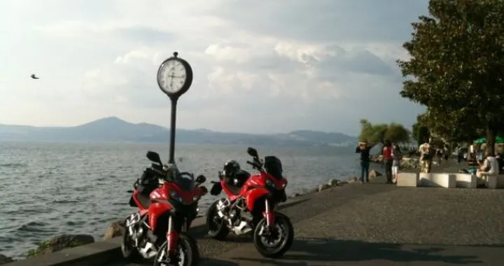 Foto del giorno: Multistrada 1200 vs Multistrada 1200