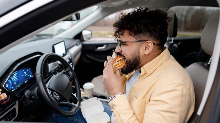 Mangiare mentre si guida? Ecco i cibi che distruggono la tua auto