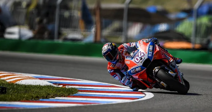 MotoGP, “doppietta” Rossa: Dovizioso e Lorenzo mettono Marquez nella morsa