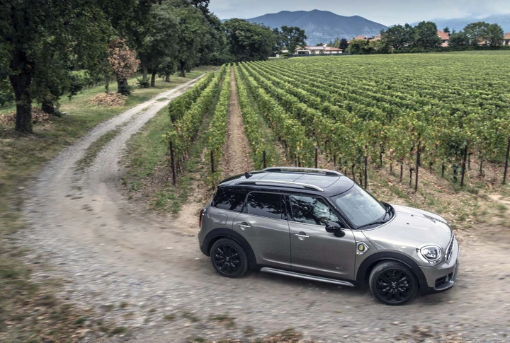 Mini Cooper ibrida: il piacere di guida scientifico [Video]