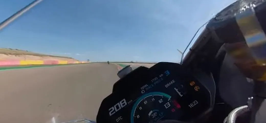 Troy Corser, in pista con la S1000RR... senza controlli elettronici! [Video]