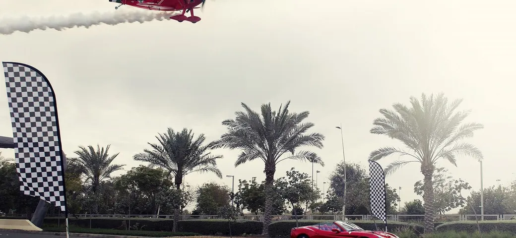 La Ferrari California T sfida un aereo ad Abu Dhabi [Video]