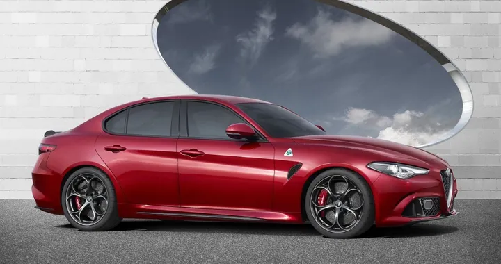 Alfa Romeo Giulia: i saluti su Twitter di Ford, Mercedes e Pagani