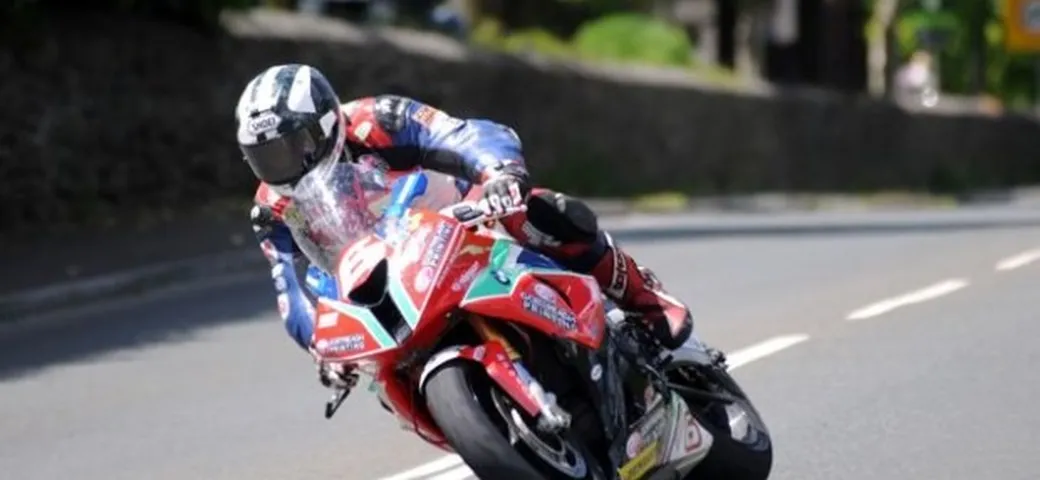 TT 2014: Michael Dunlop e la BMW vincono anche in Superstock