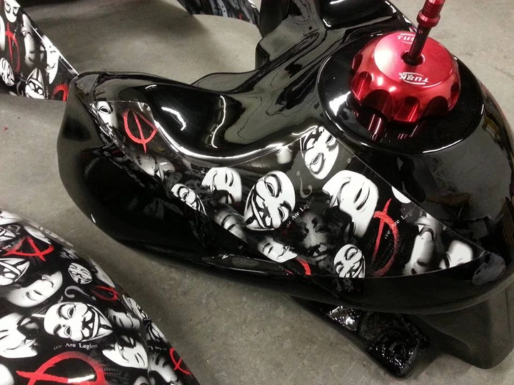 Yamaha YZF-R1 con motore decorato da Ruckus Customs
