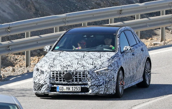 Foto spia Mercedes A45 AMG