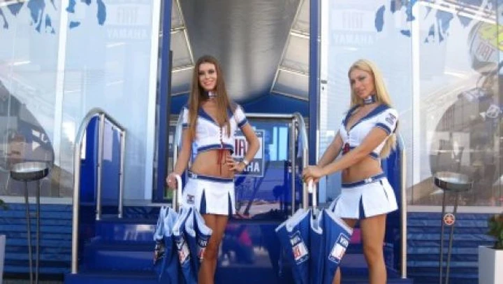Motoblog live @ Estoril: Le Umbrella Girls del Fiat Yamaha Team