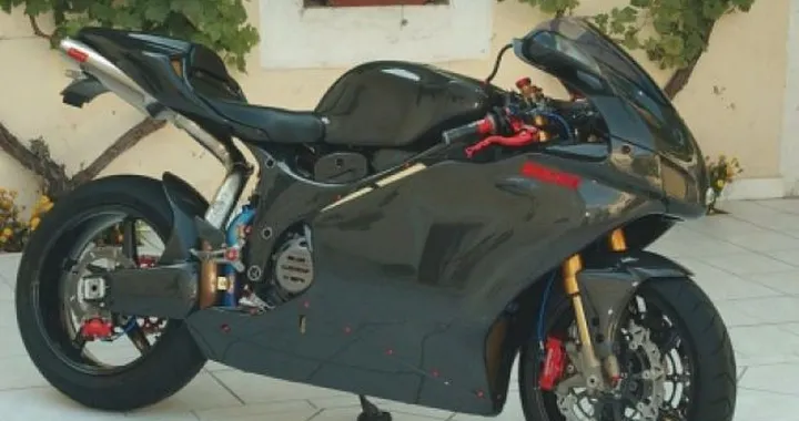 Ducati 999 S Full Carbon: 143 kg per 120.000 euro