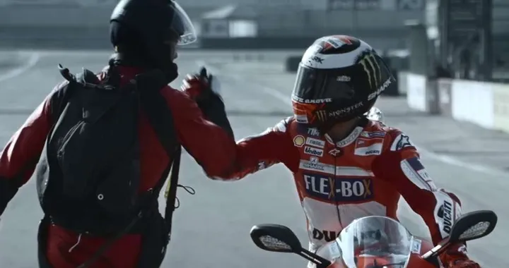 Moto VS Paracadute: Jorge Lorenzo sfida la gravità [Video]
