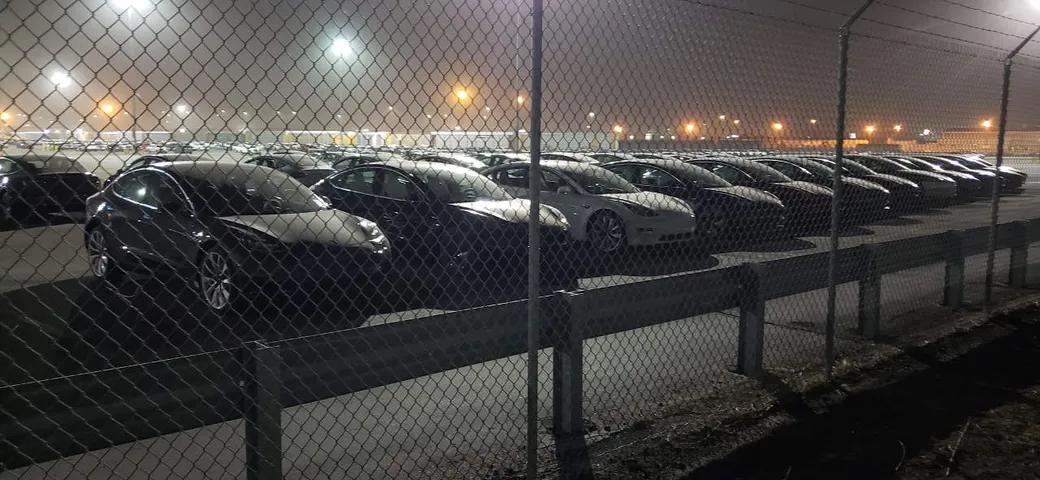 Auto elettriche: Tesla non rispetta i tempi di consegna