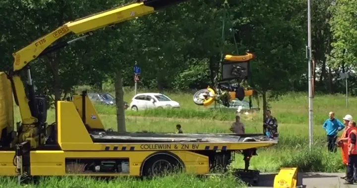 Moto vintage finisce nel lago [Video]