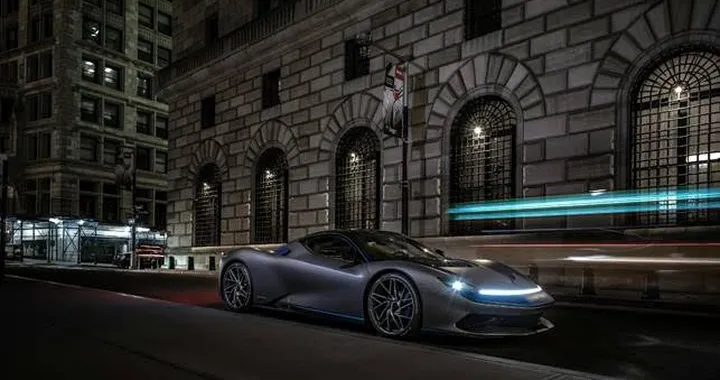 Auto elettriche: la Pininfarina Battista sfila tra le strade di New York