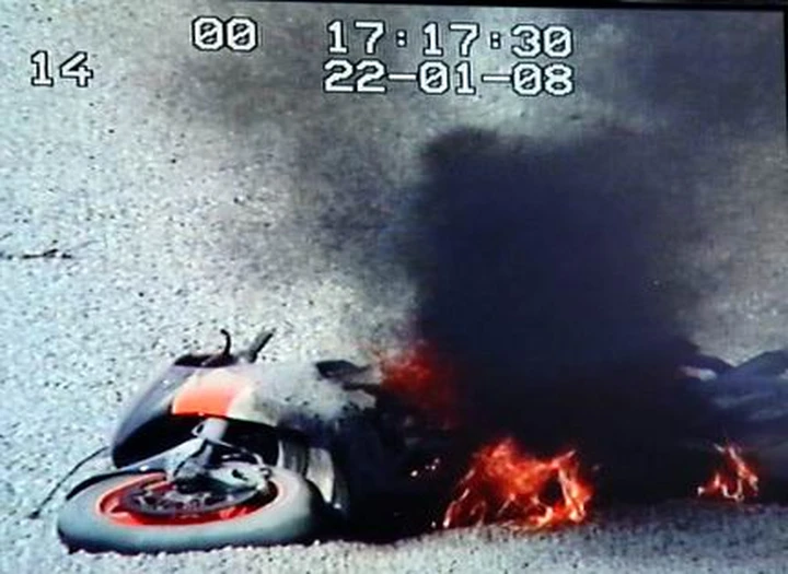 Pedrosa, caduta con tanto di moto in fiamme: si teme per lo scafoide