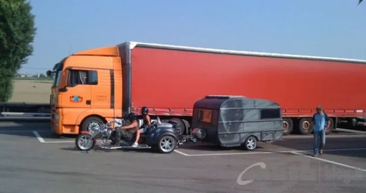 Foto del giorno: Trike con Roulotte